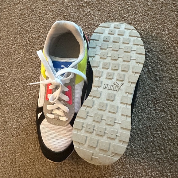 Puma sneakers (worn once) size 11 - Picture 4 of 7